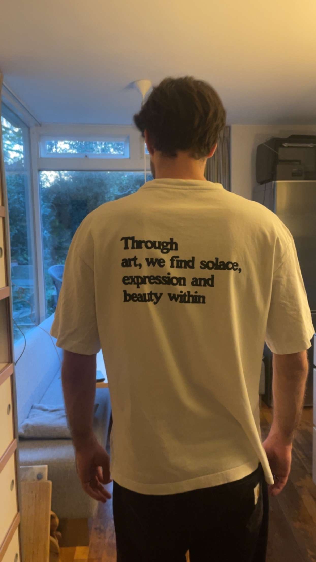 foto van wit t-shirt met text.
